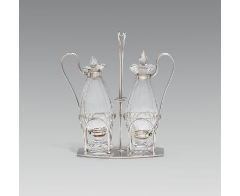 MenageWien, 1807Silber, 2 geschliffene Glasflaschen mit Stöpsel und Silbermontierung; auf der Unterseite und an den Henkeln g