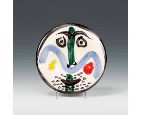 Pablo PicassoVisage Nr. 1301963Runder Madoura-Teller aus weißer Steingutkeramik mit farbiger Engobe und GlasurDurchmesser 25,