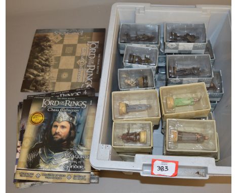 The Lord of the Rings Chess Collection, with board, pawns and magazines. E. 