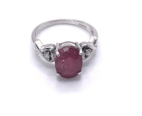 18ct White Gold Ruby Ring with Diamond Shoulders. Weight 4,4gm. Size K.