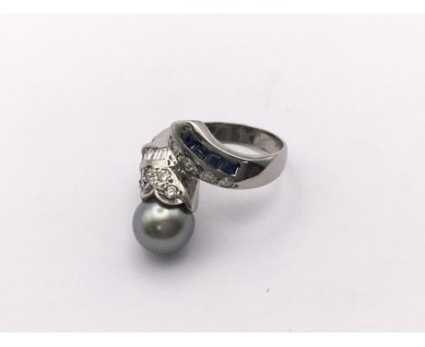 18ct white gold black Pearl/ sapphire baguette/round diamond ring, size F, 4.1gm approx. (A)