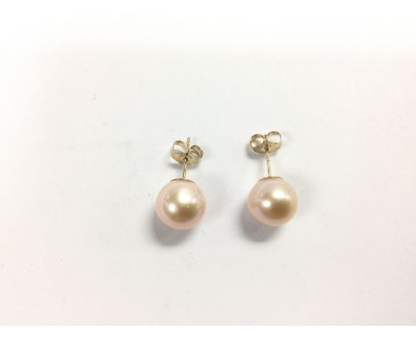 A pair of 9ct yellow gold pink cultured pearl stud earrings, approx 2.5g.