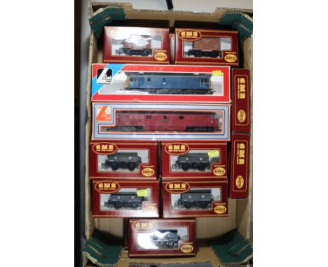 22 OO Model Railway. 2x Lima locomotives- BR Class 52 Co-Co diesel hydraulic Western Gladiator, D1016 in maroon. Plus a BR Cl