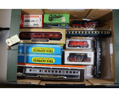 17 items of HO continental model railway. A Pemot DR class 91 2-6-0 tank locomotive, RN 91 791. In black and red livery. 4x T