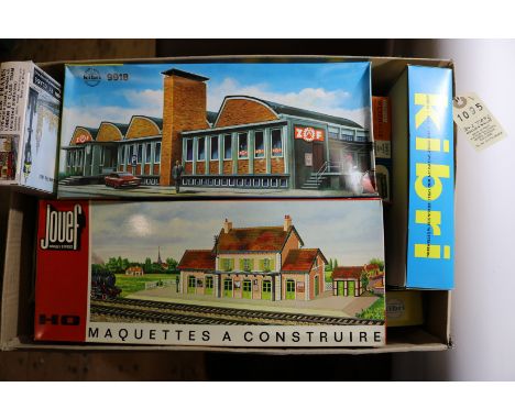 25 unmade plastic kits. Mostly HO model railway including - 9x Kibri - Continental signal box, 2x goods shed, modernist house