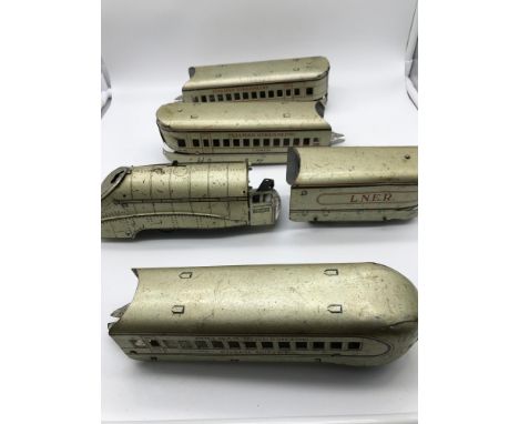 Marx (England) 0 Gauge streamline train set, Winder and clock works working. Loco is missing some parts of the body. 