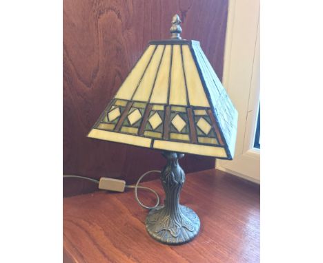 Tiffany style table lamp, working. 