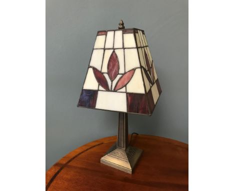 Tiffany style table lamp working. Stands 44cm in height. 