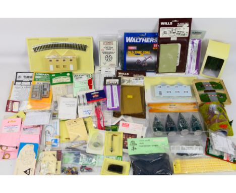 Ratio Plastic Models - Tiny Signs - Model Scene - Stewart Classics - Others - A mixed group of loose and packaged model railw