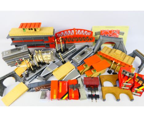 Hornby - Tri-ang - Hornby Dublo - Others - A large quantity of predominately unboxed OO gauge model railway layout accessorie