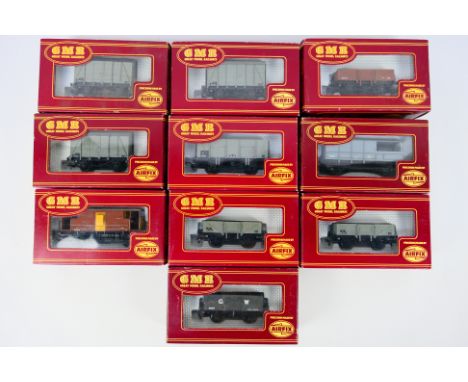 Great Model Railways / Airfix - A rake of 10 boxed items of rolling stock from GMR / Airfix. Lot includes 12T Box Van; 5-Plan