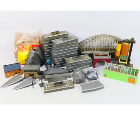 Marklin - Hornby - Peco - Tri-ang - Others - A large collection of unboxed HO / OO gauge model railways scenic parts and acce