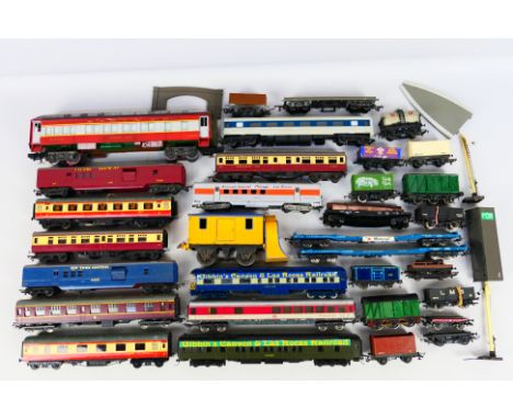 Lionel - Tria-ang - Others - A group of approximately 30 unboxed playworn items of rolling stock in various scales. Lot inclu