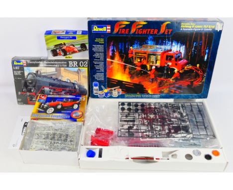 Revell - Heller - AMT ERTL - Model Kits - A collection of four plastic models kits to include a 1/25 scale 38167 1928 Lincoln