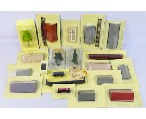 Hachette - A carded collection of OO gauge 'Your Model Railway Village' scenic accessories from Hachette. Items appear sealed