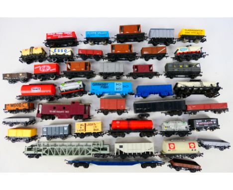Mainline - Bachmann - Hornby - Others - 40 unboxed and playworn items of mainly HO / OO gauge rolling stock. Lot includes Mai