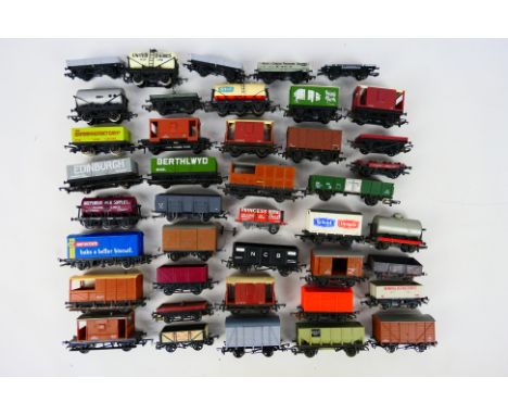 Lima - Hornby - Others - 40 unboxed and playworn items of mainly HO / OO gauge rolling stock. Lot includes Lima 7-Plank Open 