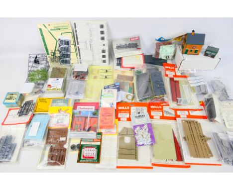 Merit - Model Scene - Walthers - Others - A large group of mainly HO / OO gauge model railway layout accessories, kits and pa