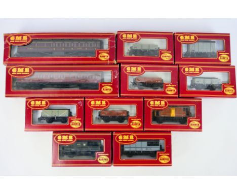 Great Model Railways / Airfix - A boxed group of 11 items of rolling stock from GMR / Airfix. Lot includes 12T Box Van; 5-Pla