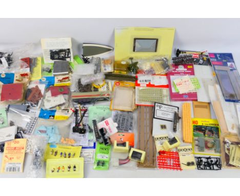 Peco - Fleetline Models - AHM - MSE - Others - A large group of model railway layout accessories, kits and parts both loose a