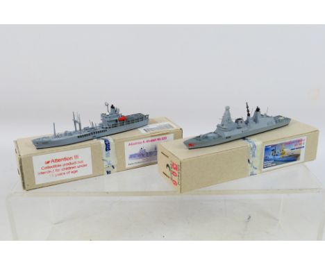 Albatros - Two boxed diecast waterline 1:1250 scale model ships from Albatros. Lot consists of Albatros #323 Royal Fleet Auxi