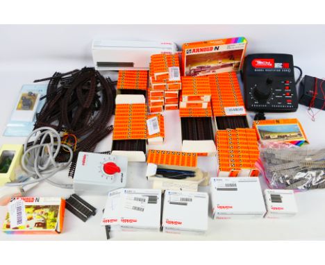 Arnold - Marklin - A large quantity of boxed and loose N gauge track by Arnold and Marklin, plus some boxed Marklin HO gauge 