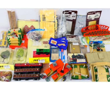 Hornby - Wills - Javis - Others - A large mixed group of loose and packaged OO / HO gauge model railway accessories, parts an