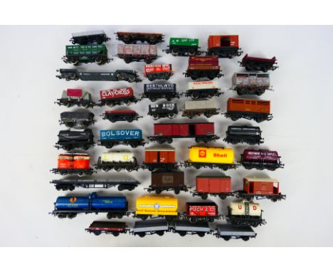 Wrenn - Lima - Hornby - Dapol - Others - A rake of 40 unboxed and playworn items of mainly HO / OO gauge rolling stock. Lot i