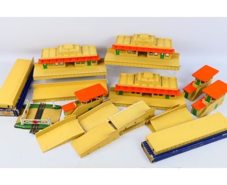 Hornby Dublo - A mainly unboxed collection of Hornby Dublo model railway accessories, including Hornby Dublo Station Building