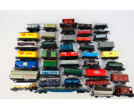 Hornby - Dapol- Lima - Bachmann - Others - An unboxed rake of 40 playworn items of mainly HO / OO gauge rolling stock. Lot in
