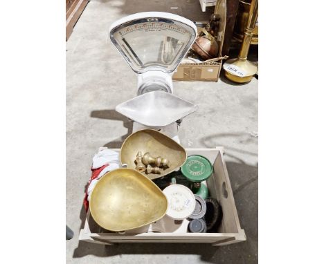 Various vintage weigh scales&nbsp;to include Avery weighing up to 2lbs in white enamel and metal basket, a green Victor set o