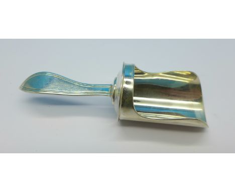 A silver caddy spoon, Sheffield 1922, 19g