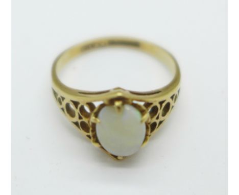 A 9ct gold and opal ring, 1.8g, M, stone a/f