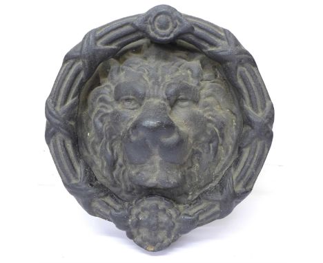 A large cast metal lion's head door knocker, 23cm