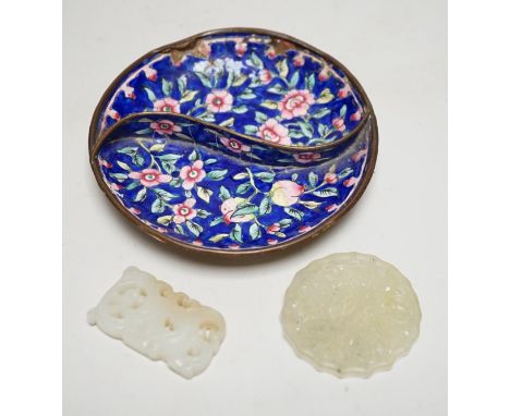 A Chinese pale celadon jade pendant, 4.6cm, a bowenite jade disc and a Canton enamel dish