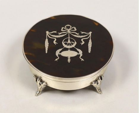 A George V silver and tortoiseshell piqué mounted circular trinket box, London, 1921, diameter 11.2cm.