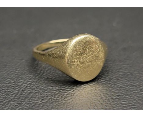 NINE CARAT GOLD SIGNET RING with a honey-comb design reverse, ring size P-Q and approximately 2.6 grams 