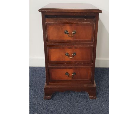 MAHOGANY AND CROSSBANDED SMALL CHEST OF DRAWERSwith a moulded top above a pull out shelf and three cockbeaded drawers, standi