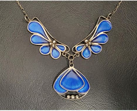 ATTRACTIVE PAT CHENEY ENAMEL DECORATED SILVER NECKLACEwith a central pendant section in three parts, all decorated with blue 