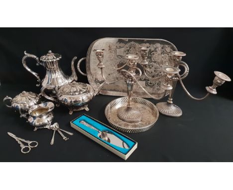 ELIZABETH II SILVER HANDLE CAKE SLICESheffield 1978, two George V silver tea spoons, Sheffield 1925, together with a selectio