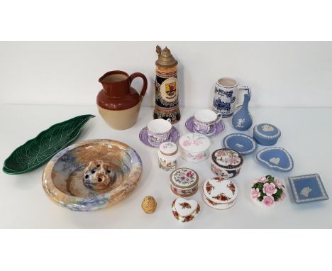 MIXED LOT OF CERAMICSincluding two Royal Albert Old Country Roses lidded trinket boxes, three Wedgwood blue jasperware pin di