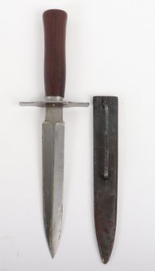 WW1 French Trench Warfare Le Vengeur Fighting Knife, fine example with wooden handle and securing screw to the top. Steel sha