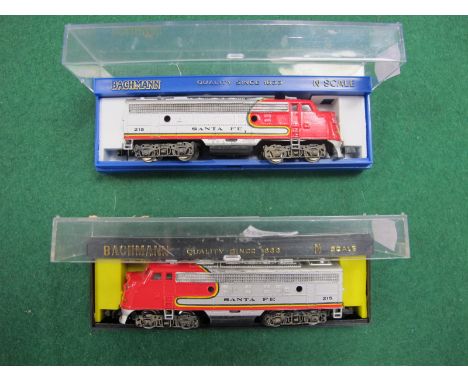 Two Bachmann 'N' Gauge Cased U.S.A Outline Class F9 Diesel Locomotives, powered and a 'Dummy' R/No's 215 Santa Fe livery (goo