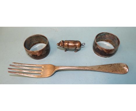 A small 925-silver novelty Vesta case in the form of a pig, 52mm long, a pair of niello napkin rings and a single silver tabl