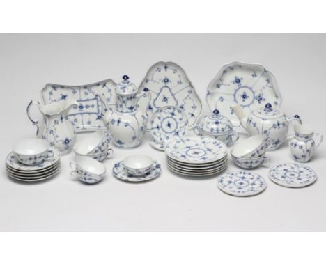 A ROYAL COPENHAGEN PORCELAIN PART SERVICE, 20th century, painted in underglaze blue with the Onion pattern, comprising six te