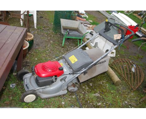 A Honda HRB 475 lawn mower with grass collector and instructions. Started easily, ran, drove and cut at the time of lotting. 