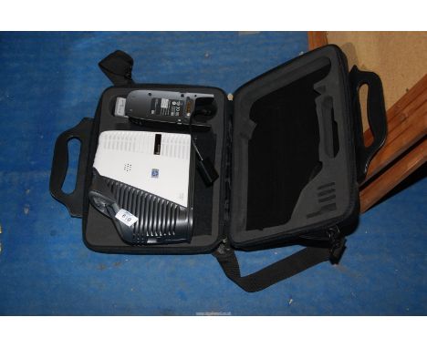 A cased HP projector, working at time of lotting.