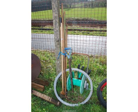 Gardening tools incl. forks, shears, plain galvanised wire and a hose reel.