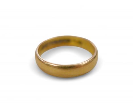 A 22ct gold ring, size K, 3.3g.