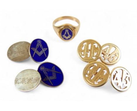 A collection of gold Masonic items, comprising a gents 9ct gold and enamel signet ring, size S, with matching pair of cufflin